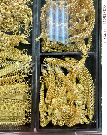 Pile Of Luxury Gold Necklaces Arranged In Retail Tray Pile Of Luxury Gold Necklaces Arranged In Retail Tray 140937878