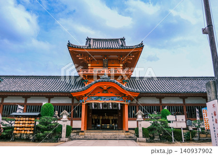 【#松山】伊佐爾波神社の楼門と朱色の社殿 140937902
