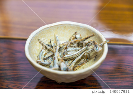 【#グルメ】小鉢に盛られた煮干し 【#グルメ】小鉢に盛られた煮干し 140937931