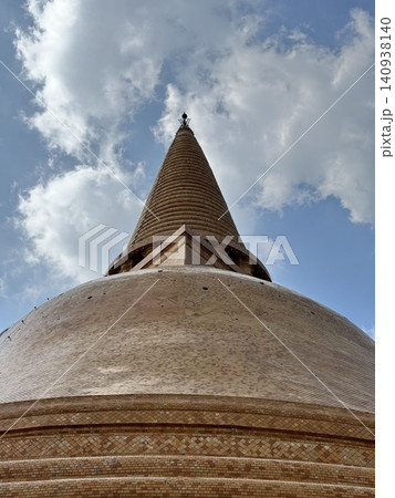 Close Vertical Framing Of Phra Pathom Chedi Spire Pinnacle Close Vertical Framing Of Phra Pathom Chedi Spire Pinnacle 140938140