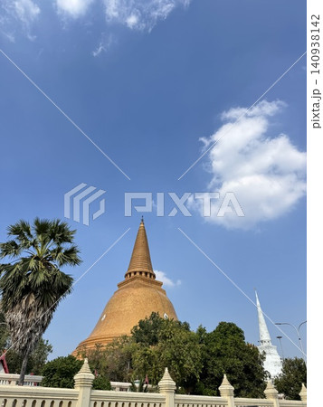 Distant Vertical Landscape Of Monumental Phra Pathom Chedi. 140938142
