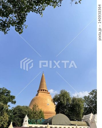 Low Angle View Of Majestic Phra Pathom Chedi Shined By Sunlight Low Angle View Of Majestic Phra Pathom Chedi Shined By Sunlight 140938364