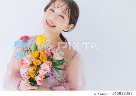 花束を持つ若い女性 花束を持つ若い女性 140938385