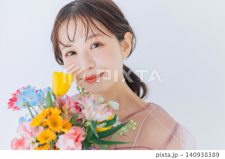 花束を持つ若い女性 花束を持つ若い女性 140938389