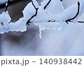 枝に積もる雪 140938442