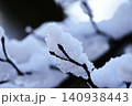 枝に積もる雪 140938443