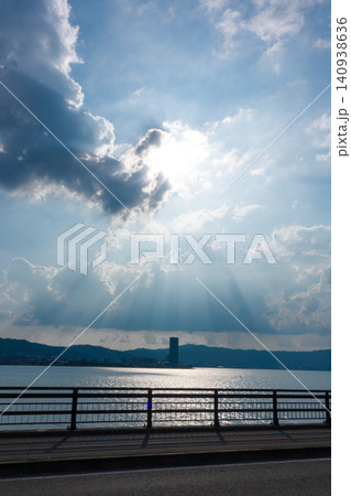 湖と陽光とビル 滋賀県草津市にて 湖と陽光とビル 滋賀県草津市にて 140938636