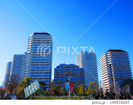埼玉県川口市の川口駅西口方面のビル群とリリアパークの風景 140938685