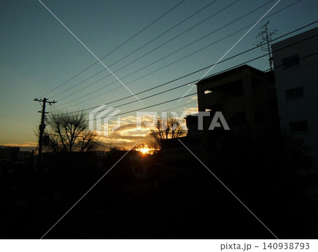 住宅街の中に沈む夕日 住宅街の中に沈む夕日 140938793