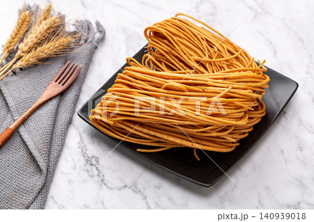 traditional Chinese Deep Fried Sanzi, Crispy Golden Thread Fried Dough Twist Pastry 140939018