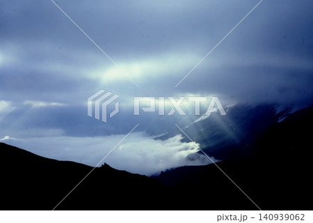 雲の間から洩れる日の光 雲の間から洩れる日の光 140939062