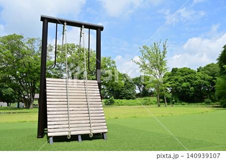自然公園にあるアスレチック遊具 140939107