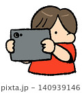 タブレットで写真を撮る男の子のイラスト 140939146