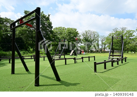 自然公園にあるアスレチック遊具 自然公園にあるアスレチック遊具 140939148