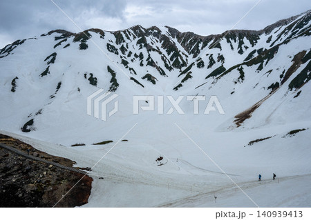 広大な雪のカールを行く登山者 広大な雪のカールを行く登山者 140939413