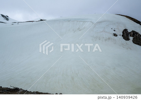 雪稜の頂に立つ登山者 雪稜の頂に立つ登山者 140939426