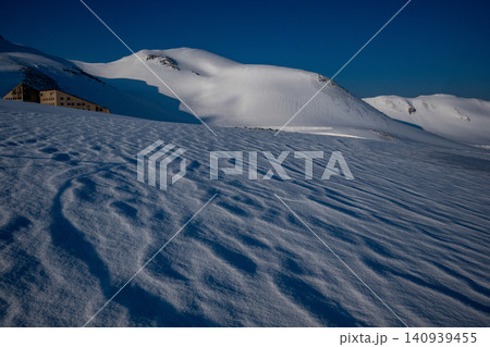 樹氷の前景と陽光の連峰 樹氷の前景と陽光の連峰 140939455