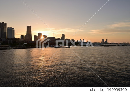 大桟橋から望む夕暮れのみなとみらい 大桟橋から望む夕暮れのみなとみらい 140939560
