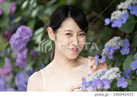 紫陽花と微笑む女性 紫陽花と微笑む女性 140940455