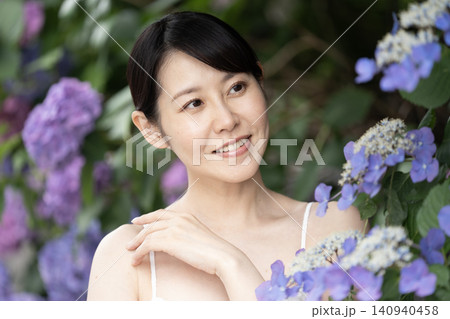 紫陽花と微笑む女性 140940458
