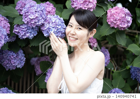 紫陽花と微笑む女性 紫陽花と微笑む女性 140940741