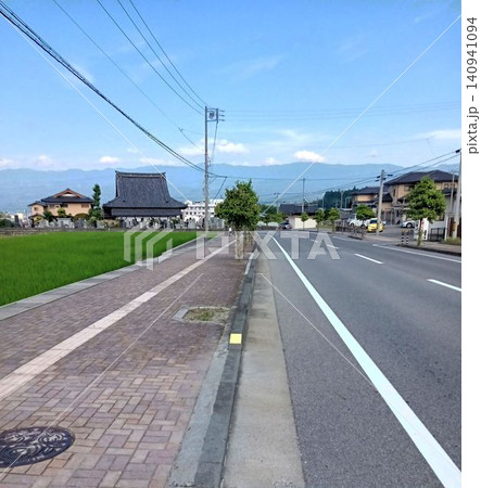 お寺の見える道路の風景 お寺の見える道路の風景 140941094