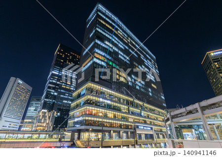大阪駅西口周辺のビル群の夜景 (大阪府大阪市北区梅田) 大阪駅西口周辺のビル群の夜景 (大阪府大阪市北区梅田) 140941146