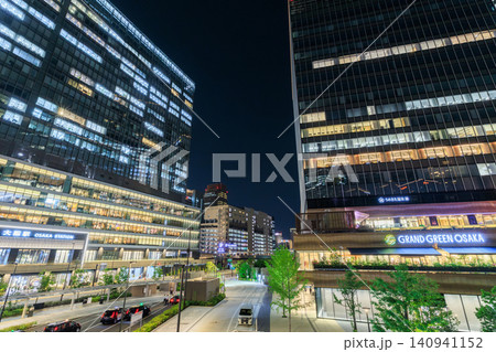 大阪駅西口周辺のビル群の夜景 (大阪府大阪市北区梅田) 大阪駅西口周辺のビル群の夜景 (大阪府大阪市北区梅田) 140941152