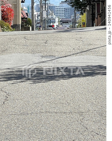 下り坂が続く日本の道路と都市風景 下り坂が続く日本の道路と都市風景 140941456