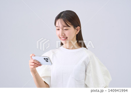 スマートフォンで動画を見る日本人女性 140941994