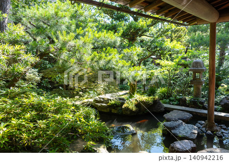 Traditional garden in Nagamachi District, Kanazawa, with stone lanterns Traditional garden in Nagamachi District, Kanazawa, with stone lanterns 140942216