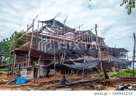 Traditional boat construction in Tana Beru, Sulawesi, Indonesia Traditional boat construction in Tana Beru, Sulawesi, Indonesia 140942224