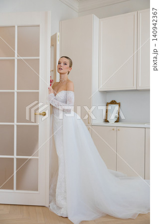 Elegant bride wearing white wedding dress waiting Elegant bride wearing white wedding dress waiting 140942367