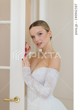 Elegant bride wearing white wedding dress waiting Elegant bride wearing white wedding dress waiting 140942387