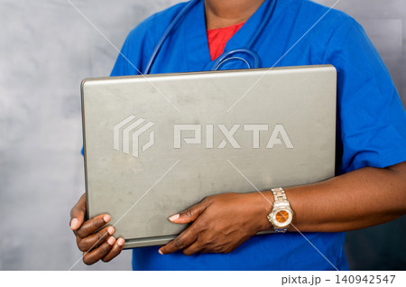 female doctor with laptop 140942547