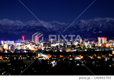 3月の夜明け前、呉羽山から望む満月の月光に照らされた立山連峰と明かりが灯る富山市街の夜景 3月の夜明け前、呉羽山から望む満月の月光に照らされた立山連峰と明かりが灯る富山市街の夜景 140942705