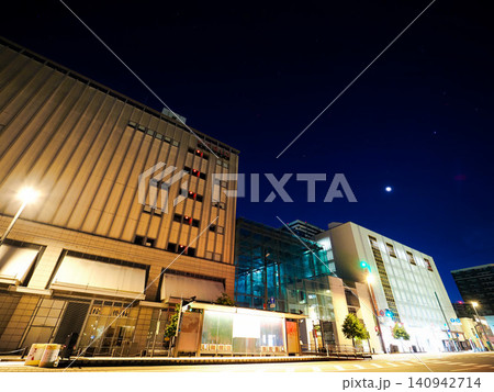 真夜中の平和通りから望む富山市中心部の総曲輪FERIO、グランドプラザ、西町総曲輪キュービィと手前の 140942714