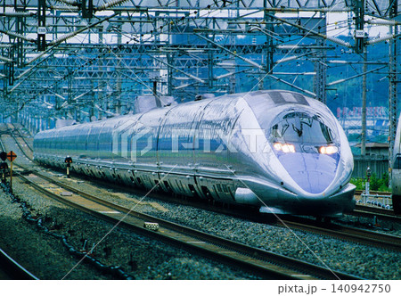 東海道新幹線の米原駅を走行する500系新幹線W編成（16両フル編成・編成写真） 140942750