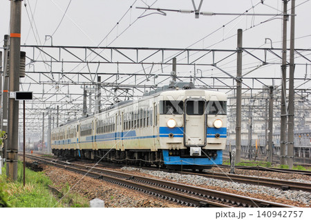 旧JR北陸本線の富山市内を走行する455系と413系連結の急行型・近郊型電車(編成写真) 旧JR北陸本線の富山市内を走行する455系と413系連結の急行型・近郊型電車(編成写真) 140942757