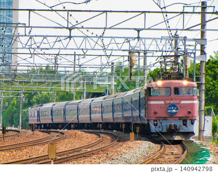 東海道本線を大阪方面へ走行するEF81形ローズピンク(国鉄色)けん引の寝台特急「日本海」 東海道本線を大阪方面へ走行するEF81形ローズピンク(国鉄色)けん引の寝台特急「日本海」 140942798
