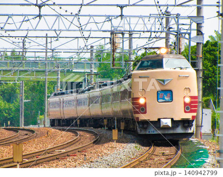 東海道本線を大阪方面へ走行する485系国鉄色特急型電車の特急「雷鳥」(編成写真) 東海道本線を大阪方面へ走行する485系国鉄色特急型電車の特急「雷鳥」(編成写真) 140942799