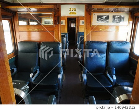 サルファイド・ストリート鉄道歴史博物館のプルマン客車—木製内装と革張り座席が並ぶ静かな車内空間 サルファイド・ストリート鉄道歴史博物館のプルマン客車—木製内装と革張り座席が並ぶ静かな車内空間 140942812