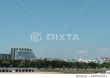 青空とマンション街の広い風景 青空とマンション街の広い風景 140942851