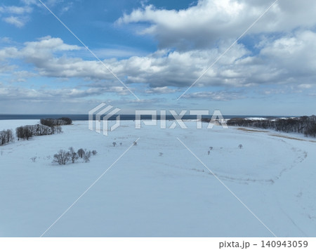 雪原に残る旧興浜南線御西川橋りょうの冬景色 北海道 雪原に残る旧興浜南線御西川橋りょうの冬景色 北海道 140943059