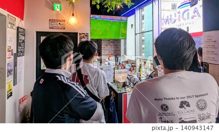 スポーツバーで2026WCの日本戦を観戦するサポーター スポーツバーで2026WCの日本戦を観戦するサポーター 140943147