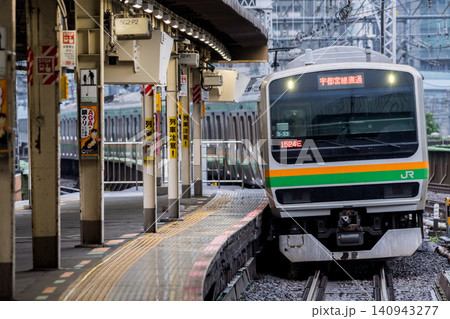 【東海道線】新橋駅に停車する普通列車 【東海道線】新橋駅に停車する普通列車 140943277