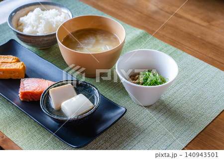 木製テーブルの上の和風朝食セット 木製テーブルの上の和風朝食セット 140943501