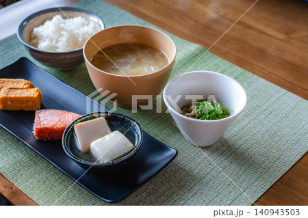 健康的な和食朝食セットのクローズアップ 健康的な和食朝食セットのクローズアップ 140943503