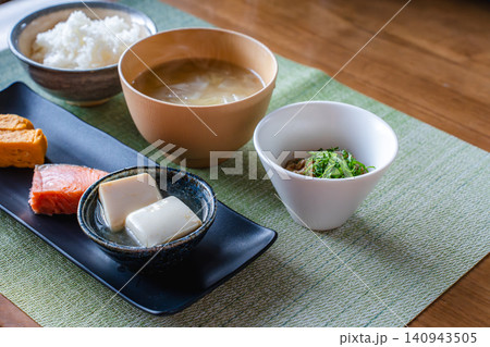 バランスの良い健康的な和食朝食 バランスの良い健康的な和食朝食 140943505