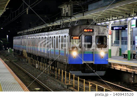 伊豆急行線へ直通運転… 『熱海駅』に停車中の【8000系】電車 伊豆急行線へ直通運転… 『熱海駅』に停車中の【8000系】電車 140943520